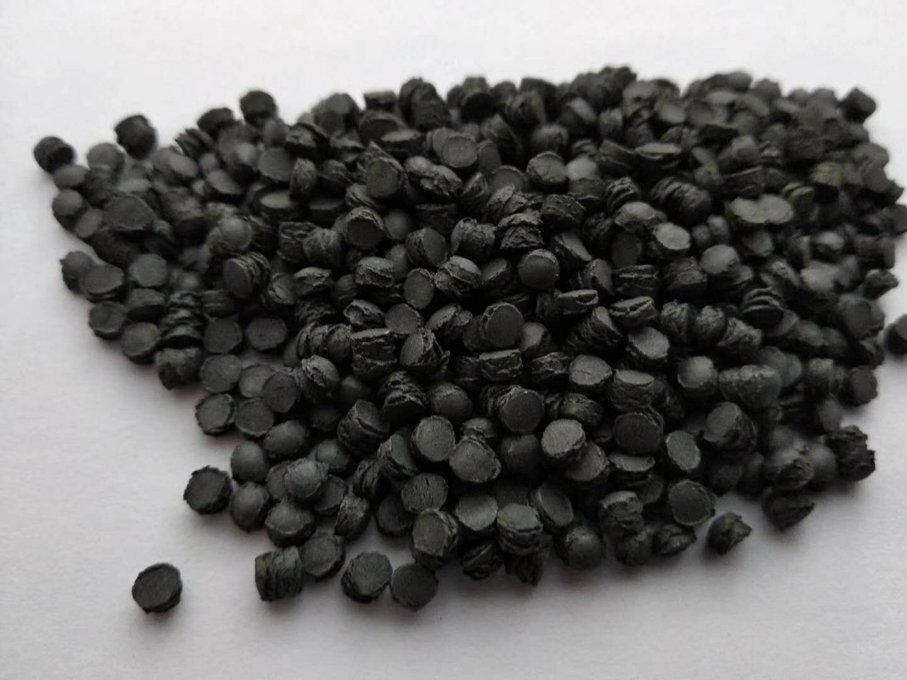 PFA塑料为少量全氟丙基全氟乙烯基醚与聚四氟乙烯的共聚物用熔融粘结性增强,溶体粘度下降,而性能与聚四氟乙烯相比无变化